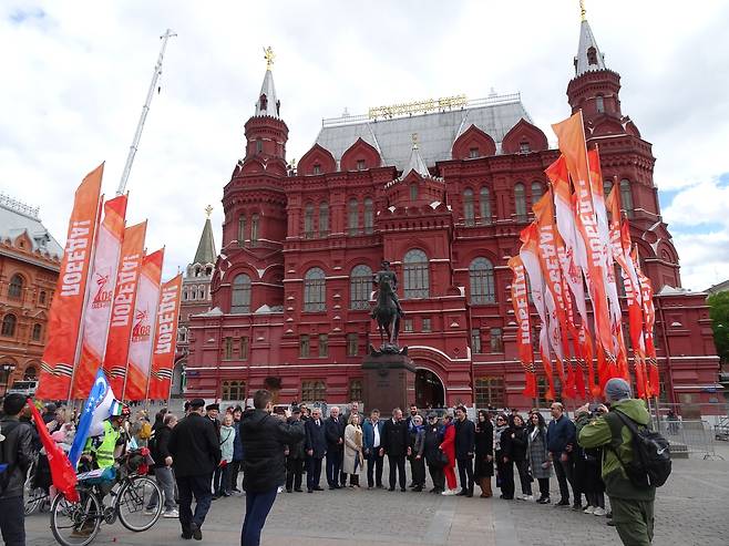 주코프 동상 앞에서 기념사진 찍은 러시아인들 (모스크바=연합뉴스) 최인영 특파원 = 6일(현지시간) 러시아 모스크바 붉은광장 인근 주코프 장군 동상 앞에서 제2차 세계대전 승리 기념일(전승절) 80주년 장식을 배경으로 기념사진 찍는 러시아인들. 2025.5.7 abbie@yna.co.kr (끝)