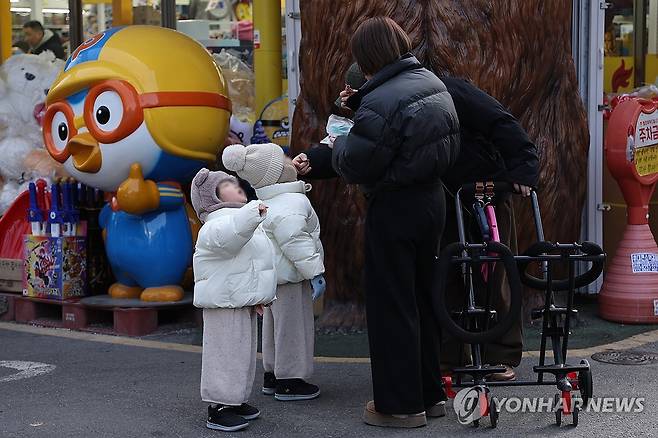 맞벌이부부 합산 최대 3년 육아휴직 사용 가능하다 (서울=연합뉴스) 임화영 기자 = 맞벌이 부부가 부부 합산 최대 3년의 육아휴직을 사용할 수 있게 됐다.
사진은 23일 서울 시내에서 이동하는 가족의 모습. 2025.2.23 hwayoung7@yna.co.kr