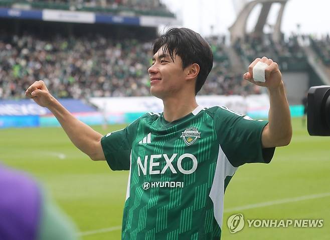 전북 전진우 기쁨 (전주=연합뉴스) 최영수 기자 = 6일 전주월드컵경기장에서 벌어진 프로축구 K리그1. 전북 전진우가 대전에 선제골을 넣고 기뻐하고 있다. 2025.5.6 kan@yna.co.kr