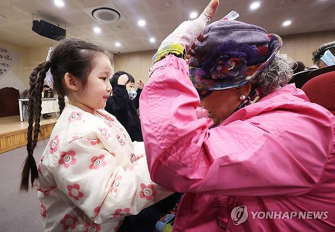 '할아버지 할머니 건강하세요' (수원=연합뉴스) 홍기원 기자 = 어버이날을 하루 앞둔 7일 경기도 수원시 팔달노인복지관에서 어린이들이 어르신들에게 카네이션을 전달하고 있다. 2025.5.7 xanadu@yna.co.kr