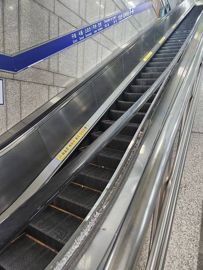▲ 지난 7일 오후 12시25분쯤 인천지하철 1호선 부평역사 내 지하 4층에서 위로 올라가는 에스컬레이터 핸드레일이 이탈하는 사고가 발생했다. /사진제공=인천소방본부