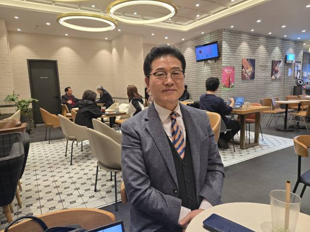 지난 3월 12일 서울 용산구 숙대입구역 인근 한 카페에서 만난 홍주 씨. 홍주 씨는 장기기증을 한 아들의 징검다리를 딛고 새 삶을 얻은 이들이 자식이라 생각하며 살아가고 있다고 말했다. 임재환 기자