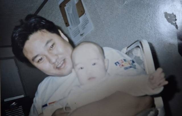 이성애(51) 씨 남편 권혁준 씨가 딸 하윤 양을 품에 안고 있는 모습. 혁준 씨는 뇌부종을 앓고 신장을 비롯해 장기를 기증하면서 세 명의 목숨을 살렸다. 이성애 씨 제공