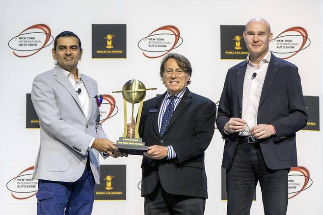 스티븐 센터 기아 미국법인 최고운영책임자(COO)가 세계 올해의 차(EV3)를 수상하는 모습. (왼쪽부터) 월드카어워즈 싯다르트 비나야크 파탄카르 의장, 스티븐 센터 기아 미국법인 최고운영책임자(COO), 월드카어워즈 옌스 마이너스 심사위원. (사진=현대차그룹)