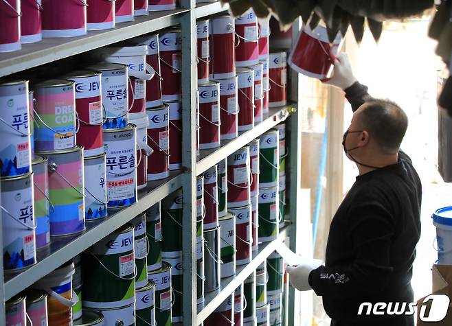 KCC와 노루·삼화·제비 등 페인트 업체들이 자동차보수용 페인트 가격을 줄줄이 인상했다. 사진은 서울의 한 페인트 판매 대리점에서 관계자가 물품을 정리하는모습. 2022.4.7/뉴스1 ⓒ News1 구윤성 기자