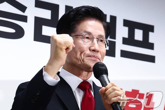 김문수 국민의힘 대통령 후보가 8일 오전 서울 여의도 자신의 캠프 사무실에서 단일화 관련 긴급 기자회견을 하고 있다. 2025.5.8/뉴스1 ⓒ News1 김민지 기자