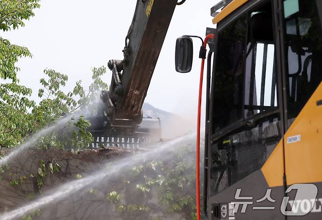 서울 마지막 달동네인 노원구 중계본동 '백사마을'에서 8일 오전 철거 작업이 시작되고 있다. 2025.5.8/뉴스1 ⓒ News1 김성진 기자