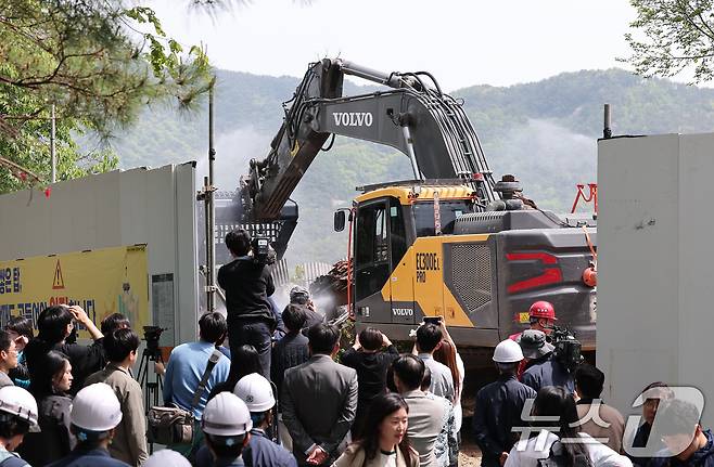 서울 마지막 달동네인 노원구 중계본동 '백사마을'에서 8일 오전 철거 작업이 시작되고 있다. 2025.5.8/뉴스1 ⓒ News1 김성진 기자