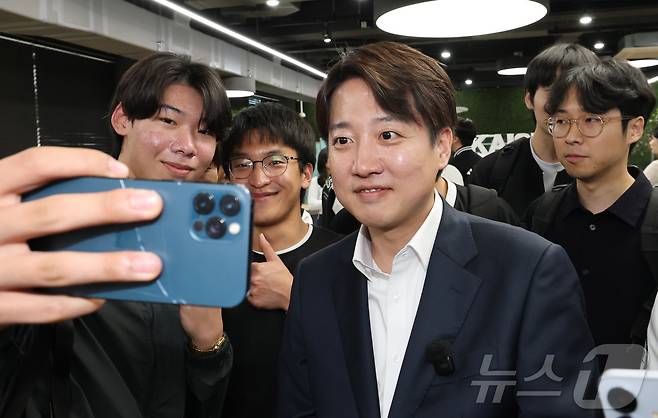 이준석 개혁신당 대선 후보가 7일 대전 유성구 한국과학기술원(KAIST)에서 학생들과 '2030 현장 청취' 간담회를 마치고 셀피 촬영을 하고 있다. 2025.5.7/뉴스1 ⓒ News1 김기태 기자