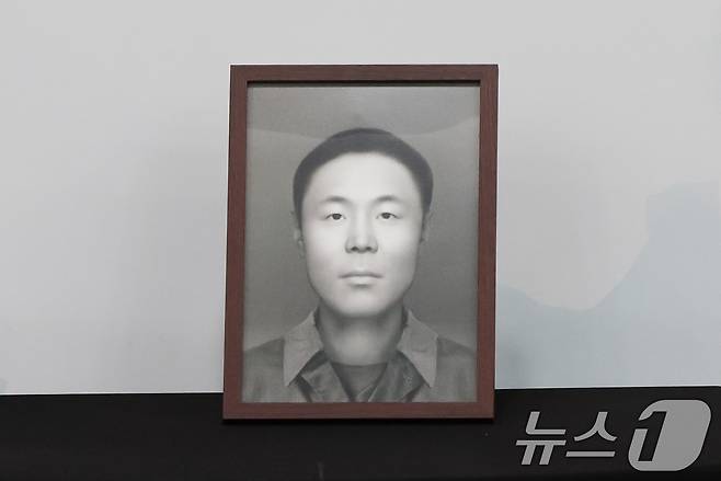 8일 서울 동작구 국방부유해발굴감식단에서 열린 6·25전사자 유해 얼굴복원 유가족 초청행사에서 故 송영환 일병의 영정이 공개되고 있다. 2025.5.8/뉴스1 ⓒ News1 허경 기자