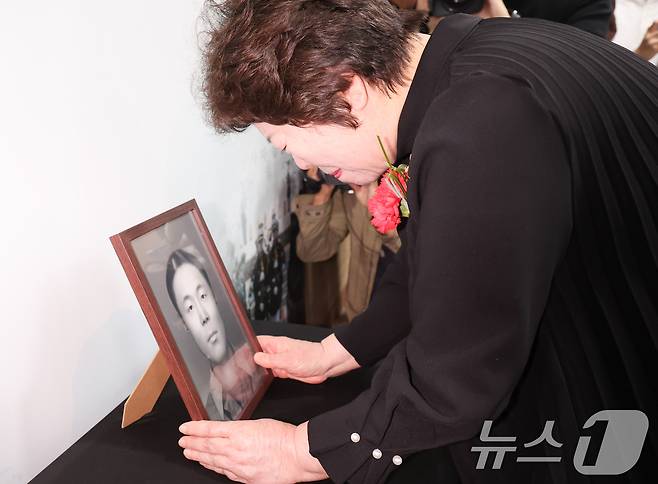 8일 서울 동작구 국방부유해발굴감식단에서 열린 6·25전사자 유해 얼굴복원 유가족 초청행사에서 故 송영환 일병의 딸인 송재숙 씨가 영정을 어루만지고 있다. 2025.5.8/뉴스1 ⓒ News1 허경 기자