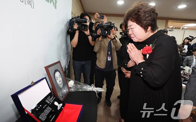 8일 서울 동작구 국방부유해발굴감식단에서 열린 6·25전사자 유해 얼굴복원 유가족 초청행사에서 故 송영환 일병의 딸인 송재숙 씨가 영정을 바라보며 눈시울을 붉히고 있다. 2025.5.8/뉴스1 ⓒ News1 허경 기자