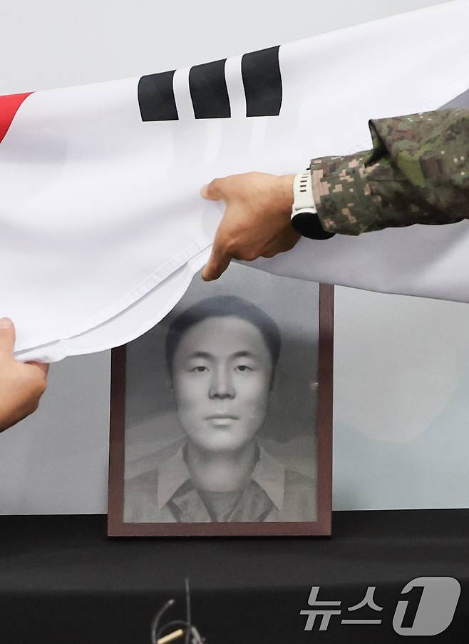 8일 서울 동작구 국방부유해발굴감식단에서 열린 6·25전사자 유해 얼굴복원 유가족 초청행사에서 故 송영환 일병의 영정이 공개되고 있다. 2025.5.8/뉴스1 ⓒ News1 허경 기자