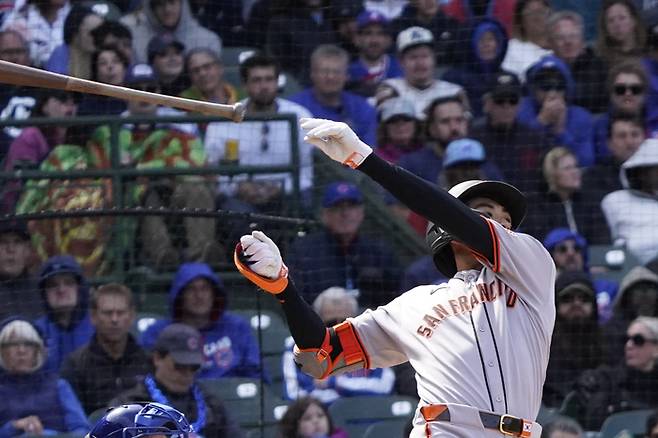 이정후는 8일 컵스전 5회초 1사 2루에서 상대 선발 벤 브라운의 4구째 바깥쪽 속구에 헛스윙 삼진 돌아섰다. 사진 | AP 연합뉴스