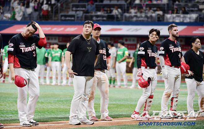 키움의 11-10 승리. 경기 종료 후 고개를 떨군 KIA 선수들.