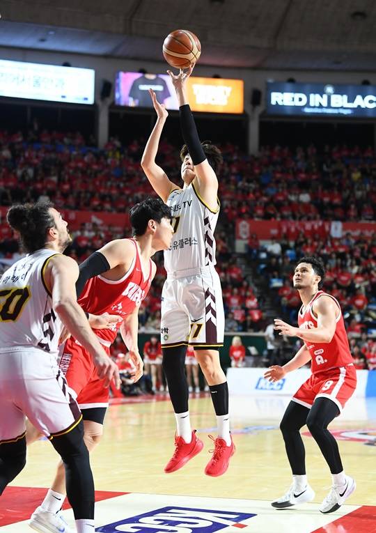 슛을 시도하는 허일영. ⓒKBL
