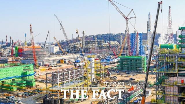 정부가 기업가치 제고 계획(밸류업) 가이드라인 발표 1년을 맞아 주주환원에 대한 관심이 높아지는 가운데 정유사들의 배당금 지급 행보가 엇갈려 눈길을 끌고 있다. 에쓰오일 샤힌프로젝트 공사현장. /에쓰오일