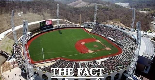 울산시는 문수야구장 관중석을 6000석 늘리는 한편 인근에 유스호스텔을 짓기로 했다. 프로야구팀을 유치하기 위한 초석으로 풀이된다. /울산시