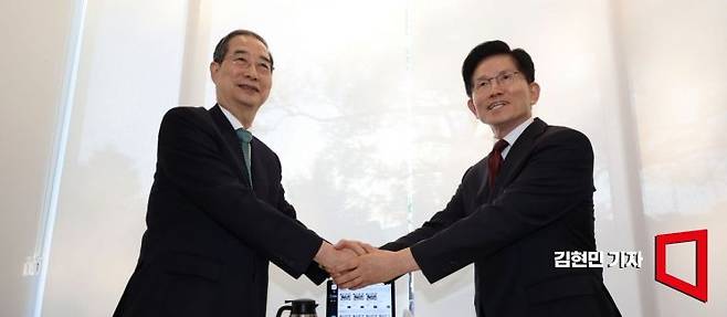 김문수 국민의힘 대선후보(오른쪽)와 한덕수 무소속 대선 예비후보가 7일 서울 종로구의 한 식당에서 만나 악수하고 있다. 2025.5.7 김현민 기자