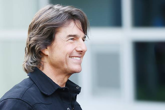 할리우드 배우 톰 크루즈가 영화 '미션 임파서블: 파이널 레코닝' 홍보차 7일 오후 서울 강서구 서울김포비즈니스항공센터(SGBAC)를 통해 입국해 팬들에게 인사하고 있다. /연합뉴스