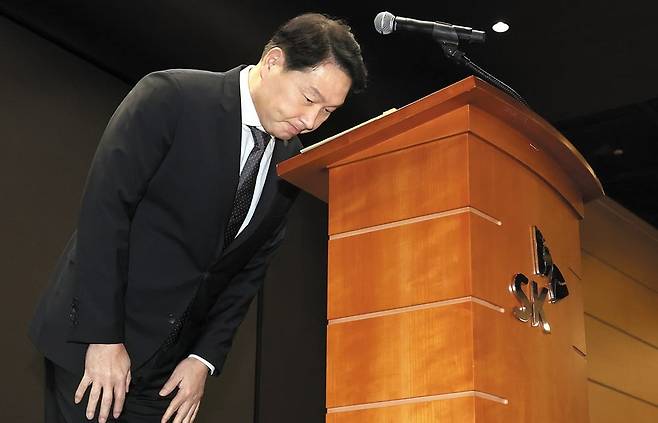 최태원 SK그룹 회장이 7일 오전 서울 중구 SK텔레콤 사옥에서 열린 언론 브리핑에 직접 참석해 고객 유심 정보 유출 사고에 대해 사과하고 있다. 최 회장은 “SK텔레콤의 사이버 침해 사고로 고객, 국민에게 많은 불안과 불편을 초래한 것에 대해 사과드린다”며 “고객의 입장에서 세심하게 살피지 못했고, 저를 비롯한 경영진 모두가 뼈아프게 반성한다”고 했다./장련성 기자