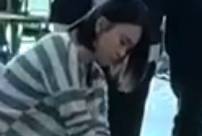 한 젊은 여성이 말레이시아 쿠칭 국제공항에서 의식을 잃고 쓰러진 50대 남성을 응급처치하고 있다./페이스북