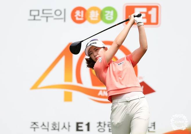 배소현이 2024년 제12회 E1 채리티오픈 최종 라운드 4번홀에서 티샷을 하고 있다. /KLPGA