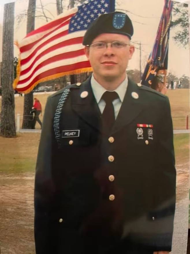 숨진 크리스토퍼 펠키의 군복무 시절 사진