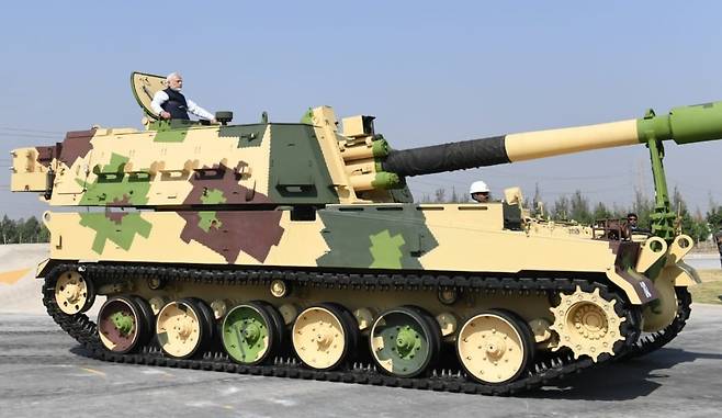 나렌드라 모디 인도 총리가 2019년 1월 19일 X(옛 트위터) 계정에 K9 자주포 바즈라(인도 버전)에 탄 사진을 올렸다. / X @narendramodi