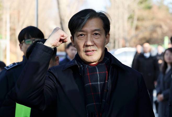 자녀 입시비리 혐의 등으로 징역형이 확정돼 수감되는 조국 전 조국혁신당 대표가 16일 오전 경기도 의왕시 서울구치소로 출석하며 지지자들과 인사하고 있다. 2024.12.16. 의왕=뉴시스