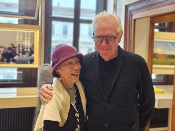 현지시간 7일 이탈리아 베니스 산마르코아트센터에서 조영선 조경가와 데이비드 치퍼필드 건축가가 만나 인사를 나눴다. 사진=최가영 기자