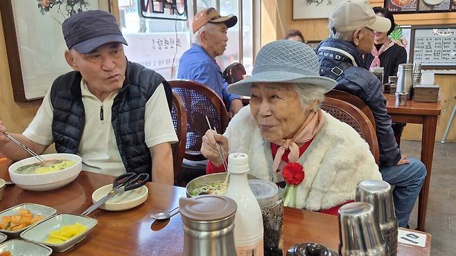 8일 어버이날을 맞아 어르신에게 고기국수를 대접하는 조천면장국수에서 식사하는 김경화(86)씨 부부