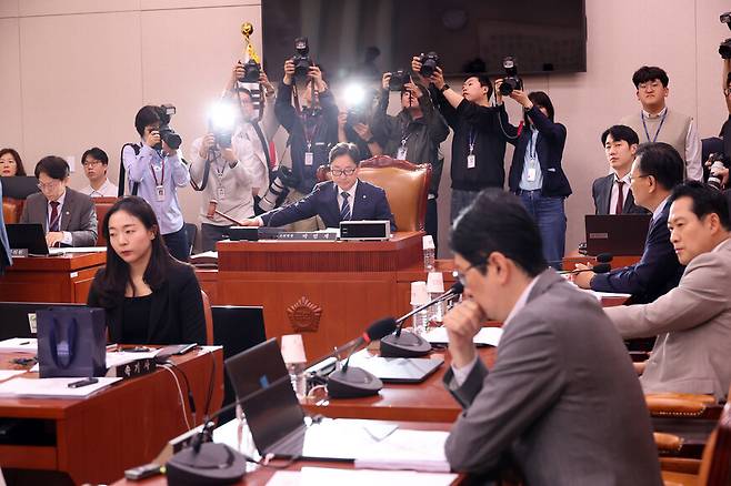 7일 서울 여의도 국회에서 열린 법제사법위원회 법안심사제1소위원회에서 더불어민주당 소속 박범계 소위원장이 의사봉을 두드리고 있다. 연합뉴스