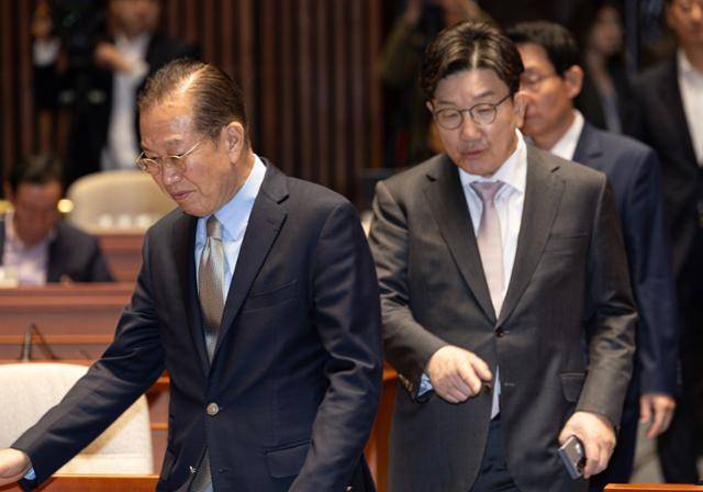 권영세 국민의힘 비상대책위원장과 권성동 원내대표가 8일 국회에서 열린 의원총회에 참석하고 있다. 뉴스1