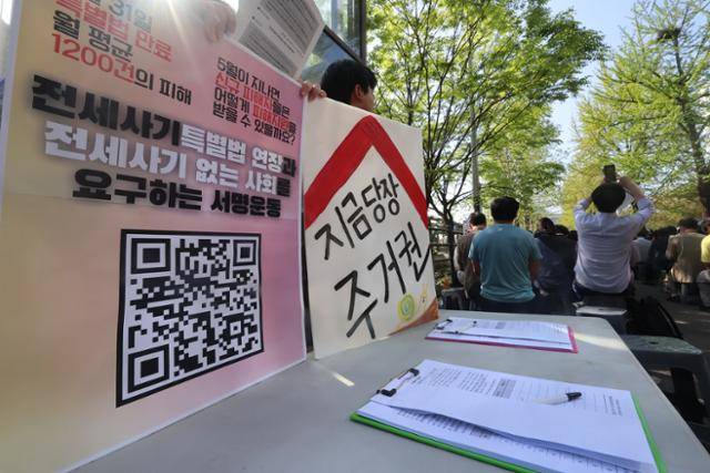 지난달 20일 서울 영등포구 국회 앞에서 열린 '전세사기 피해자들과 함께하는 부활절 연합예배'에서 전세사기 특별법 연장 등을 위한 서명을 받고 있다. 연합뉴스