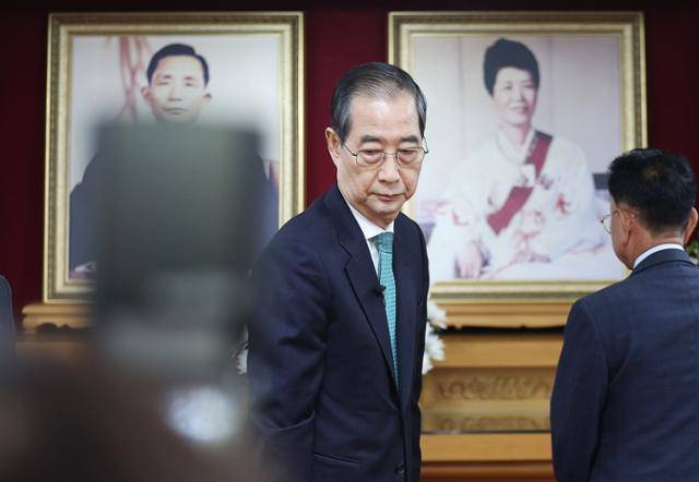 한덕수 전 국무총리가 8일 경북 구미시 박정희 전 대통령 생가를 찾아 추모관에서 참배하고 있다. 뉴스1