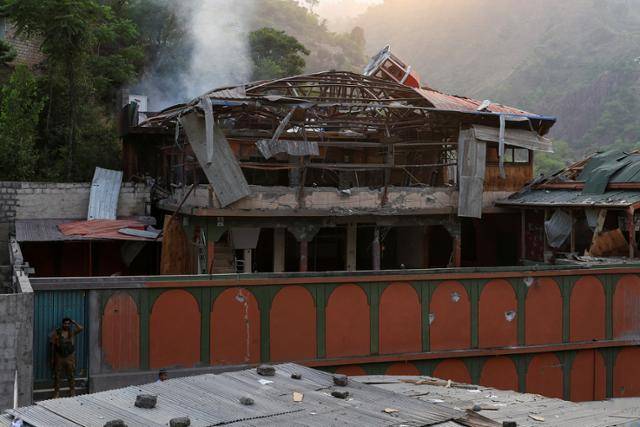 인도의 미사일 공습으로 7일 파키스탄령 카슈미르 무자파라바드에 있는 모스크가 불타고 있다. 무자파라바드=로이터 연합뉴스