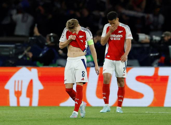 <yonhap photo-1964=""> Soccer Football - Champions League - Semi Final - Second Leg - Paris St Germain v Arsenal - Parc des Princes, Paris, France - May 7, 2025 Arsenal's Martin Odegaard and William Saliba look dejected after Paris St Germain's Achraf Hakimi scores their second goal Action Images via Reuters/Peter Cziborra TPX IMAGES OF THE DAY/2025-05-08 06:36:57/ <저작권자 ⓒ 1980-2025 ㈜연합뉴스. 무단 전재 재배포 금지, AI 학습 및 활용 금지></yonhap>