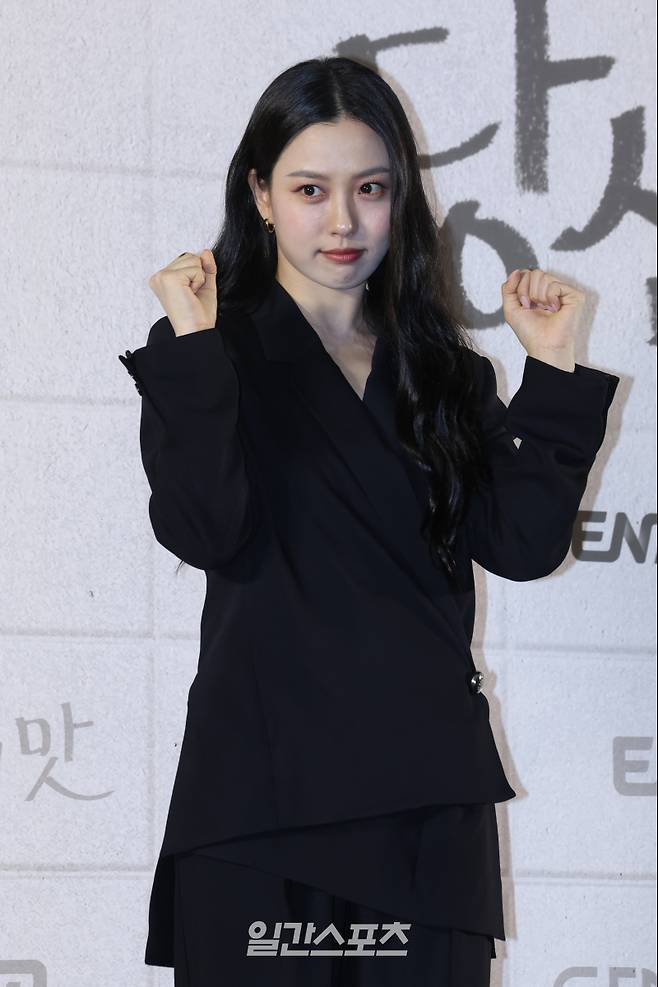 배우 고민시가 8일 오후 서울 마포구 스탠포드호텔에서 열린 지니TV 오리지널 '당산의 맛' 제작발표회에 참석해 포즈를 취하고 있다. '당신의 맛'은 식품 기업을 물려받기 위해 작은 식당을 인수 합병하는 '레시피 사냥꾼'이 된 재벌 상속남 한범우와 전주에서 간판도 없는 원테이블 식당을 운영 중인 똥고집 셰프 모연주의 전쟁 같은 키친 타카 성장 로맨스. 오는 12일 밤 10시 첫 방송. 서병수 기자 qudtn@edaily.co.kr /2025.05.08/