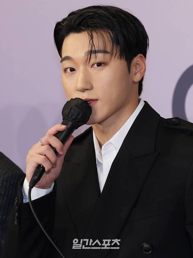 그룹 에이티즈 산이 14일 오후 서울 송파구 잠실 롯데호텔 월드에서 열린 미니 11집 '골든 아워 : 파트 2(GOLDEN HOUR : Part.2)' 발매 기념 기자간담회에 참석해 인사말을 하고 있다. 이번 앨범 속 6곡 중 5곡의 작사 크레딧에 멤버 홍중과 민기가 이름을 올린 앨범인 만큼, 에이티즈만의 아이덴티티로 글로벌 리스너들을 매료시킬 것으로 보인다. 서병수 기자 qudtn@edaily.co.kr /2024.11.14/