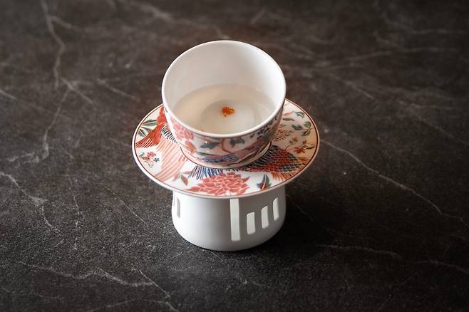 “따뜻한 물 위에 뜬 금빛 한 잔” 금목서 향 가득한 차 위에 흑임자 탕위안 하나. 그 한 입이 닝보의 가을을 품었다. 제주신화월드에서 만나는 전통 디저트의 미감. (제주신화월드 제공)