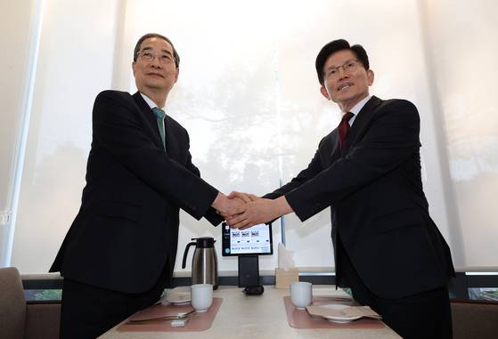 김문수 국민의힘 대선 후보와 한덕수 무소속 대선 후보가 7일 오후 서울 종로구의 한 음식점에서 열린 후보 단일화를 위한 회동에서 악수하고 있다. 뉴스1