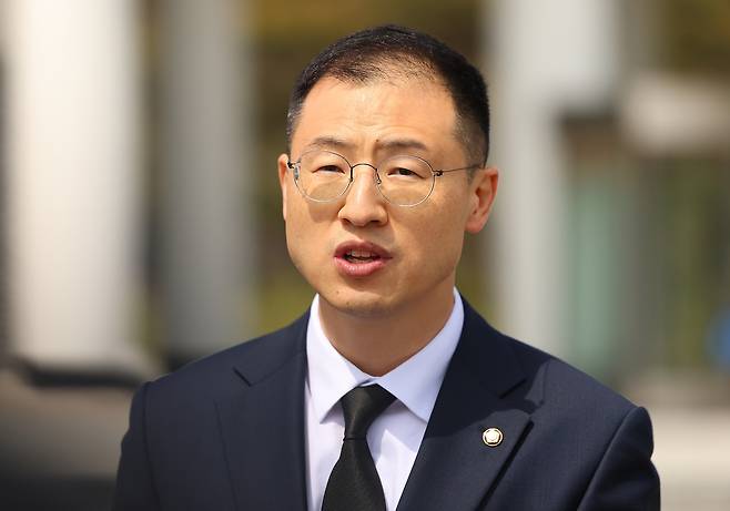 12·3 비상계엄 및 윤석열 전 대통령 탄핵과 관련해 당내에서 탈당 압박을 받아온 김상욱 의원이 8일 서울 동작구 현충원에서 참배 후 탈당 입장을 밝히고 있다. 연합뉴스