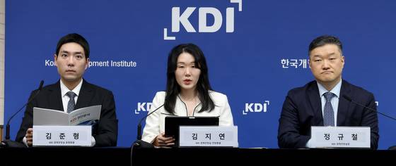 8일 KDI의 김준형(왼쪽) 동향총괄, 김지연(가운데) 전망총괄, 정규철(오른쪽) 경제전망실장이 정부세종청사에서 ‘잠재성장률 전망과 정책적 시사점’ 자료를 발표하고 있다. 뉴스1