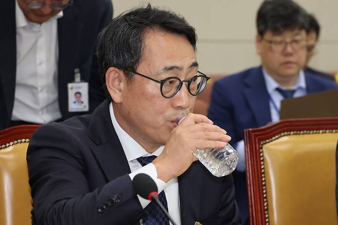 유영상 SK텔레콤 대표이사가 8일 오후 서울 여의도 국회 과학기술정보방송통신위원회에서 열린 SK텔레콤 해킹 관련 청문회에 출석해 물을 마시고 있다. 사진=뉴스1