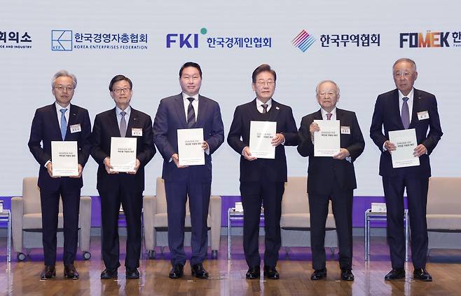 정책 제언집 받아들고 이재명 더불어민주당 대선 후보가 8일 서울 중구 대한상공회의소에서 열린 경제5단체 간담회에서 단체장들에게 정책 제언집을 전달받은 후 기념촬영을 하고 있다. 왼쪽부터 최진식 한국중견기업연합회장, 윤진식 한국무역협회장, 최태원 대한상공회의소 회장, 이 후보, 손경식 한국경영자총협회장, 류진 한국경제인협회장. 국회사진기자단