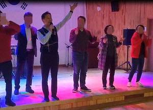 김형찬 부산 강서구청장(왼쪽 세 번째)이 2023년 12월 21일 녹산주민문화회관에서 열린 행사에서 노래를 부르고 있다. 국제신문 DB