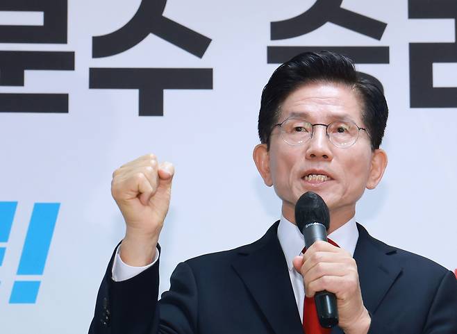 Kim Moon-soo, the presidential nominee of the conservative People Power Party, speaks during a press conference held Thursday morning in Yeouido, Seoul. (Yonhap)