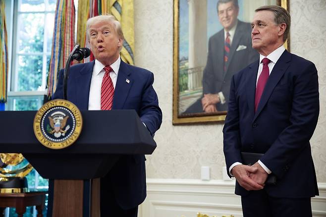 도널드 트럼프 미국 대통령이 7일(현지시간) 백악관 집무실에서 열린 데이비드 퍼듀 주중 미국 대사 선서식에서 발언하고 있다. 연합뉴스