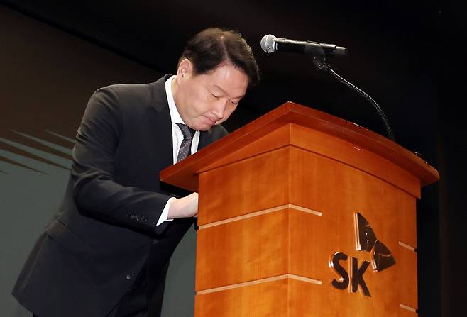 최태원 SK그룹 회장이 7일 서울 중구 SK텔레콤 T타워에서 열린 유심 정보 유출 관련 일일 브리핑에 참석, 정보 유출과 관련해 고개 숙여 대국민 사과를 하고 있다. 연합뉴스